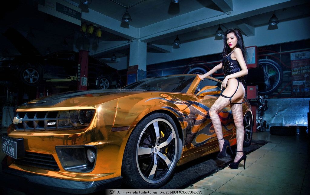 光影艺术与美的融合 专业视角下的车模人像摄影创作